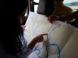 A pesquisadora Paula Paz verifica local visitado na viagem. Foto: Terra-i