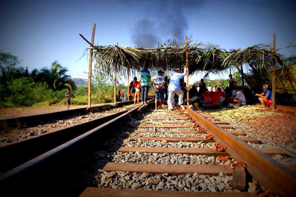 Protesto de integrantes do MST na estrada de ferro Carajás