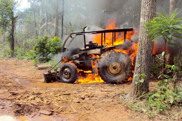 Trator em chamas durante operação do Ibama contra desmatamento ilegal no Mato Grosso em 2016. Foto: divulgação